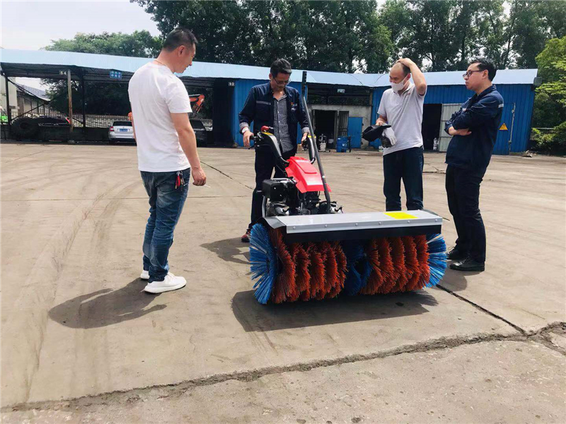 南京港扫雪机改装扫地机应用